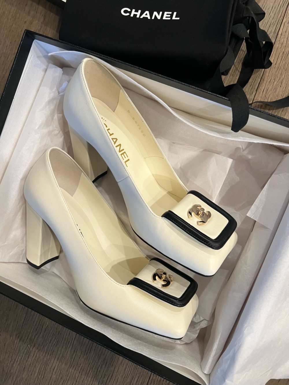 Chanel 26S turnlock white pumps size 36.5